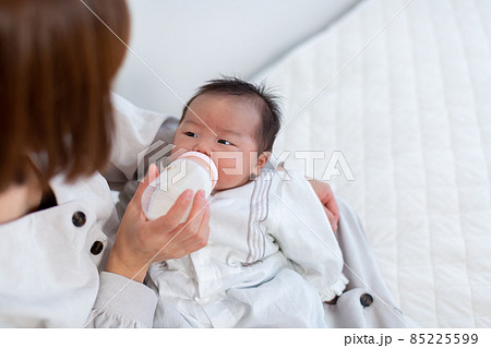 育児　ママと1ヵ月の赤ちゃん　授乳 85225599
