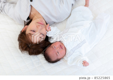 家族写真 育児 ママと1ヵ月の赤ちゃん 家族写真 育児 ママと1ヵ月の赤ちゃん 85225865