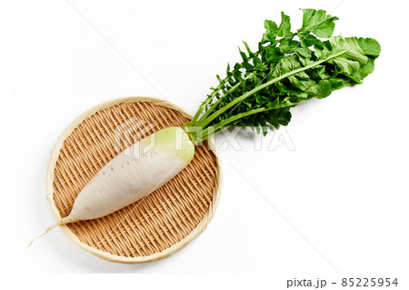 竹ざるに乗せた葉付き大根　白バック　白背景 85225954