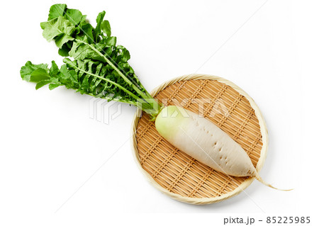 竹ざるに乗せた葉付き大根　白バック　白背景 85225985