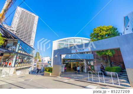 日本の東京都市景観　代官山駅やタワーマンションなどを望む 85227209