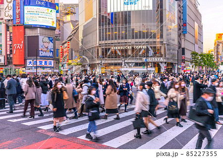 日本の東京都市景観 オミ東京初の市中感染確認。全国累計226人。渋谷は驚愕の人流が続く＝24日 85227355
