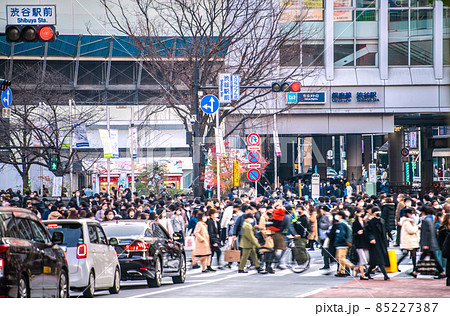 日本の東京都市景観 オミ東京初の市中感染確認。全国累計226人。渋谷は驚愕の人流が続く＝24日 85227387
