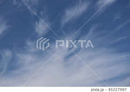 白い雲と躍動感のある薄雲と青空の空の風景 85227997