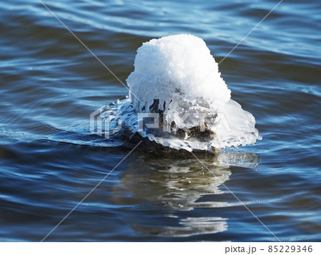 川の中で雪帽子を被った石の表情 川の中で雪帽子を被った石の表情 85229346
