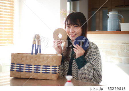 クラフトバンドで作ったカゴを見せる女性 クラフトバンドで作ったカゴを見せる女性 85229813