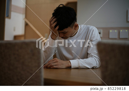 落ち込む男性 落ち込む男性 85229818