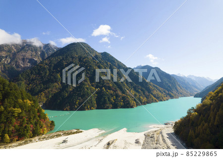 長野県大町市の紅葉真っ盛りの高瀬渓谷を、上空から空撮 85229865