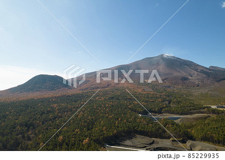 朝の浅間山と、紅葉に赤く染まる樹海の森を、ドローン空撮 朝の浅間山と、紅葉に赤く染まる樹海の森を、ドローン空撮 85229935