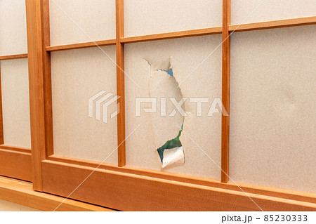 大きく破られた障子 大きく破られた障子 85230333