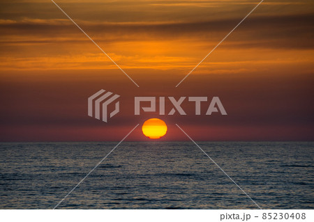水平線に沈む夕陽 85230408