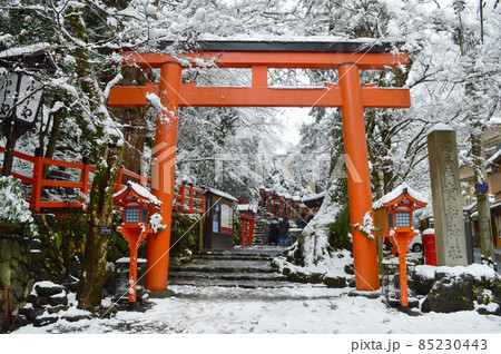 2021年12月18日朝、幻想的な雪景色の貴船神社本宮を参拝 85230443