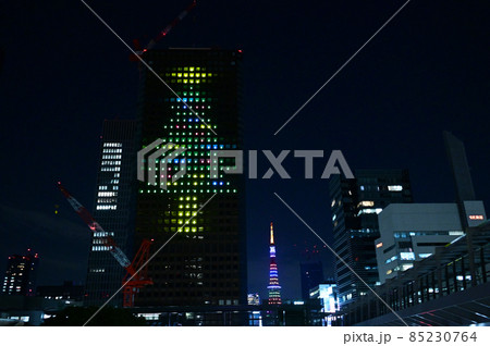 クリスマスライトアップの浜松町。世界貿易センタービルと東京タワーの夜景。 85230764