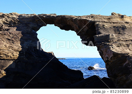 三浦半島城ヶ島公園の馬の背洞門の海蝕洞穴を透して見る海と空の景色 三浦半島城ヶ島公園の馬の背洞門の海蝕洞穴を透して見る海と空の景色 85230899