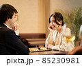 レストランでデートをするアジア人のカップル	 85230981