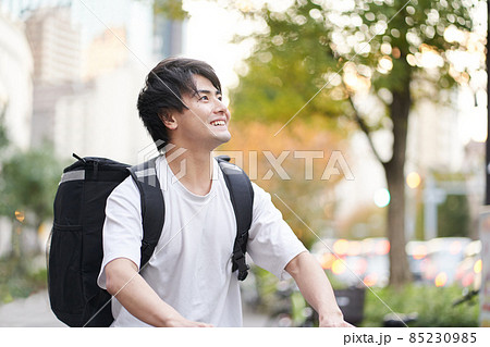 食事をデリバリーするアジア人男性 85230985