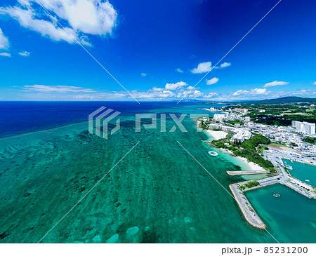 【沖縄・空撮】沖縄県恩納村　前兼久漁港からリゾートホテル群と青いリーフを空撮④ 85231200