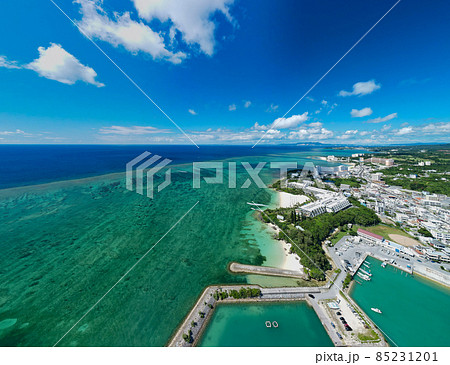 【沖縄・空撮】沖縄県恩納村　前兼久漁港からリゾートホテル群と青いリーフを空撮⑤ 85231201