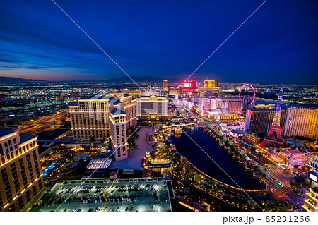 ラスベガスのホテル街の夜の俯瞰ショット 85231266