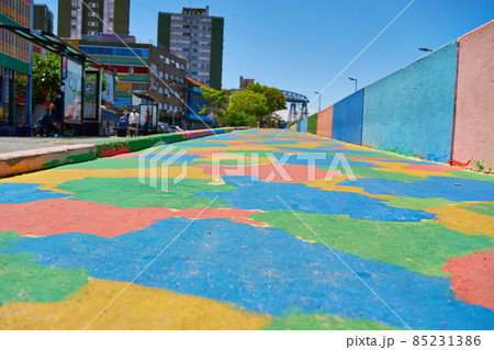 アルゼンチンのカミニートのカラフルな道路 85231386