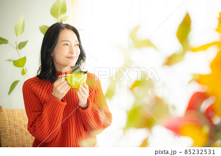 ニットのミドル女性 ニットのミドル女性 85232531