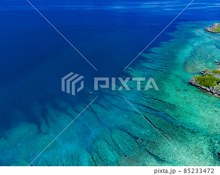 【沖縄・空撮】沖縄県西海岸アポガマ周辺の青いリーフを空撮⑥ 85233472