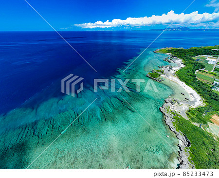 【沖縄・空撮】沖縄県西海岸アポガマ周辺の青いリーフを空撮⑦ 85233473
