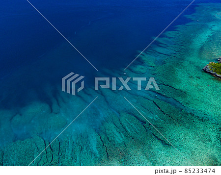 【沖縄・空撮】沖縄県西海岸アポガマ周辺の青いリーフを空撮⑧ 85233474