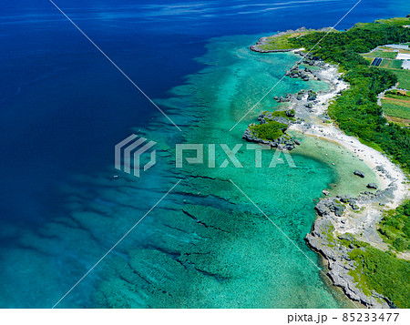 【沖縄・空撮】沖縄県西海岸アポガマ周辺の青いリーフを空撮⑩ 85233477