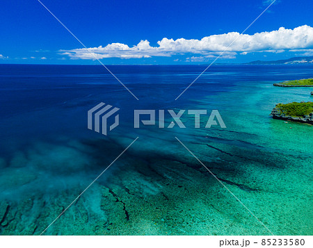【沖縄・空撮】沖縄県西海岸アポガマ周辺の青いリーフを空撮⑪ 85233580