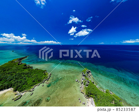 【沖縄・空撮】沖縄県西海岸アポガマ周辺の青いリーフを空撮⑱ 85233587