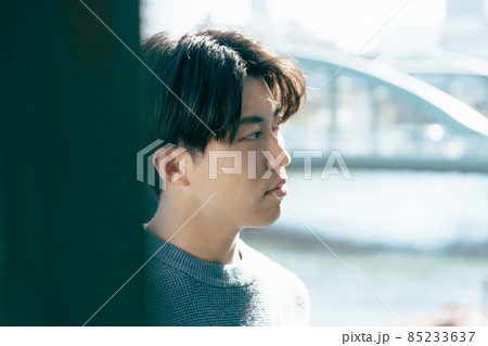 窓辺でリラックスする若い男性 85233637