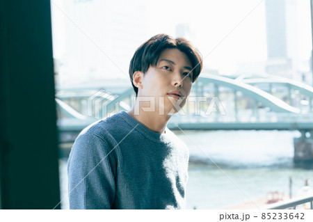 窓辺でリラックスする若い男性 窓辺でリラックスする若い男性 85233642