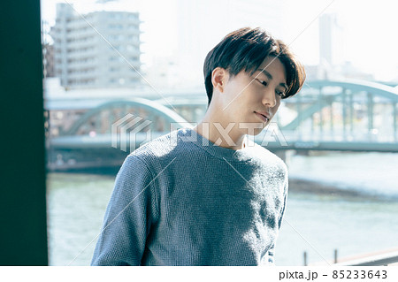 窓辺でリラックスする若い男性 85233643