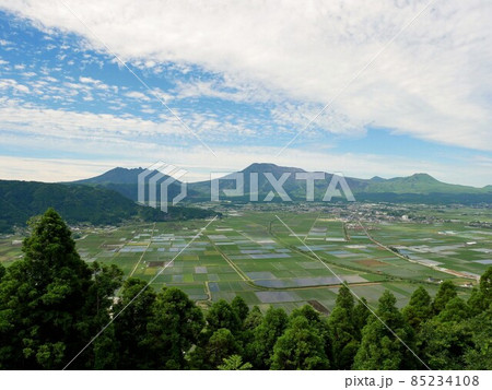阿蘇外輪山とカルデラ　（熊本県　阿蘇城山展望台） 85234108