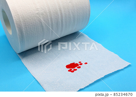 赤いインクが付いたトイレットペーパー 85234670