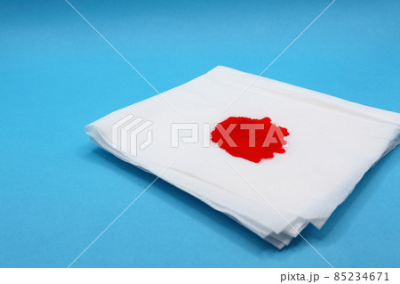 赤いインクが付いたティッシュペーパー 85234671