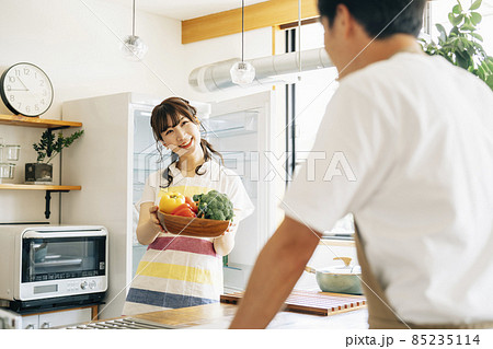冷蔵庫の前に立つ女性と男性（野菜） 85235114