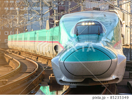 カーブを曲がる東北新幹線E5系 カーブを曲がる東北新幹線E5系 85235349
