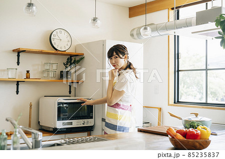 電子レンジを使う女性(困る) 電子レンジを使う女性(困る) 85235837