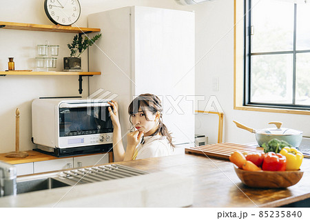 電子レンジを使う女性(困る) 電子レンジを使う女性(困る) 85235840