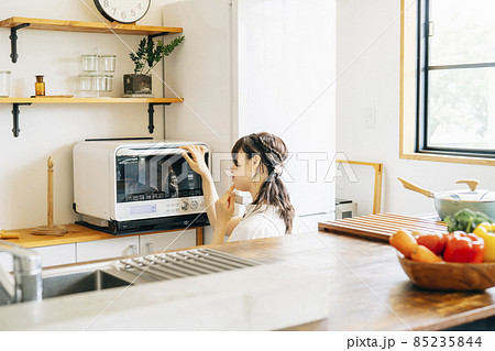 電子レンジを使う女性（困る） 85235844