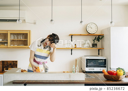 洗い物をする女性(困る) 洗い物をする女性(困る) 85236672