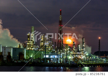 横浜市新磯子工場夜景と昇る満月 85236761