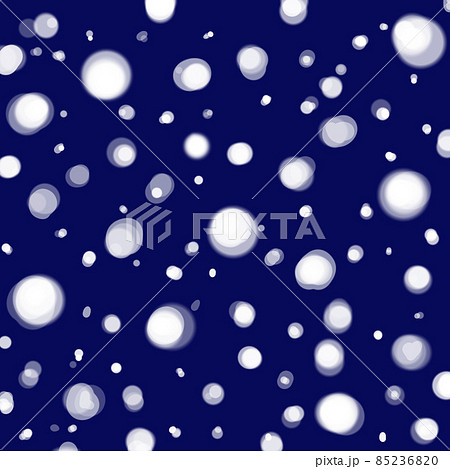 大小様々な雪が降る夜の空 85236820