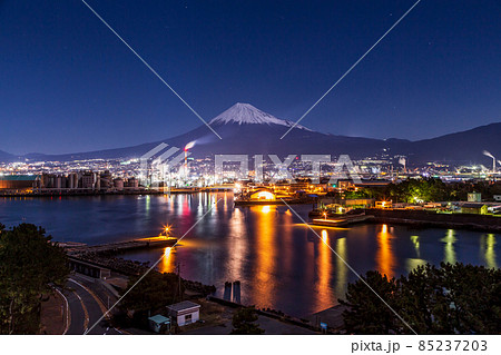 富士市田子の浦みなと公園から田子の浦港の夜景と月夜の富士山 85237203