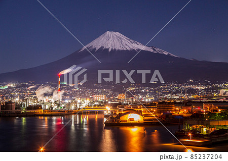 富士市田子の浦みなと公園から田子の浦港の夜景と月夜の富士山 富士市田子の浦みなと公園から田子の浦港の夜景と月夜の富士山 85237204