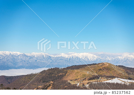 長野県　美ヶ原高原　ビーナスライン　風景　太陽　高所　観光　アルプス　旅行　登山　鉄塔　電波塔　冬 85237562
