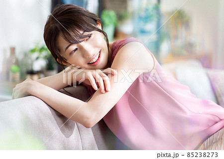 女性　ビューティー　ビューティーイメージ　部屋でリラックスする女性　 85238273