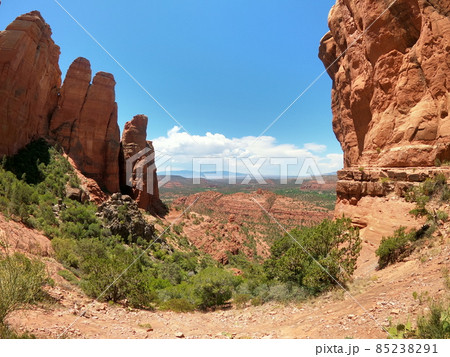 アリゾナ州セドナ　カセドラルロック　トレイル終点の景色 85238291